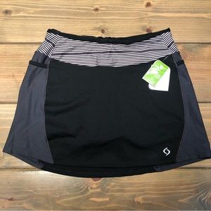 NEW WITH TAGS Brooks Moving Comfort Momentum Sport Skort with Grip Shorts